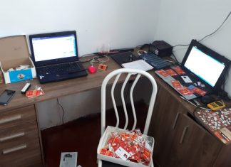 Irmãos são presos após polícia achar laboratório com modens e computadores trabalhando para clonar celulares e aplicativos