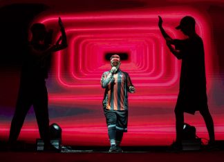 Gloria Groove explica criação de ‘Vermelho’ e ensaia hit para o Lollapalooza; veja VÍDEO