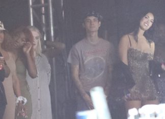Megan Fox assiste no palco a show do namorado Machine Gun Kelly no aquecimento do Lolla