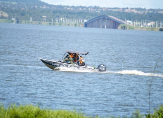 Mais de 300 kg de lixo são retirados do lago de Palmas durante mutirão de limpeza