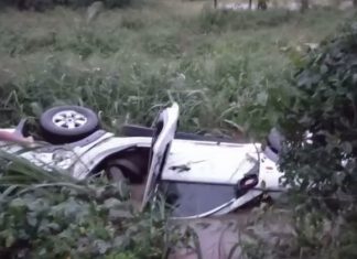 Caminhão que caiu em cratera após rodovia se romper levava botijões de gás e carga foi arrastada pela água; VÍDEO