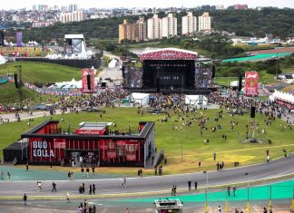 Detonautas abre palco principal do Lollapalooza com pop rock romântico e parabeniza Anitta