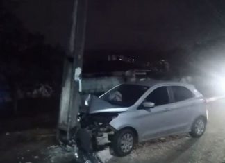 Carro derruba poste na Avenida JK e deixa consumidores sem energia