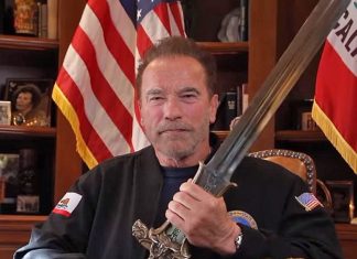 Arnold Schwarzenegger diz aos russos que seus líderes estão mentindo