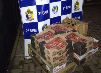 Suspeito furtar morangos e mel é preso ao ser flagrado na rua com produtos em carrinho de mão