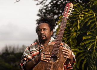 Chico César se junta ao trio Devotos na dança do reggae