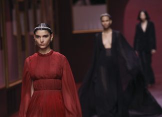 Como um espelho, a moda reflete a guerra nas passarelas de Paris