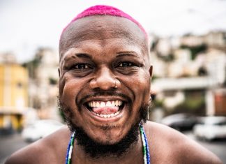 Djonga rebate cobrança por tocar em festivais caros com ‘elite branca’: ‘Já lotei casa de boy com favelado’