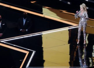 Dolly Parton dedica premiação de música country ao povo da Ucrânia