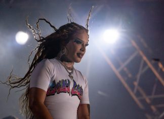 Gloria Groove reúne multidão no palco eletrônico com festa de ‘Vermelho’ e Priscilla Alcântara