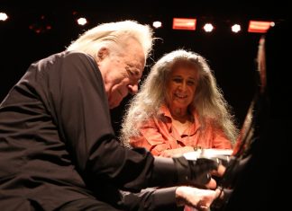 Maria Bethânia rege reencontro com maestro João Carlos Martins na reabertura de casa no Rio