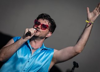 Jão fala sobre shows lotados da turnê ‘Pirata’: ‘Fico pensando o que esse povo está fazendo aqui’