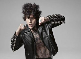 LP: conheça artista que escreveu hits para Rihanna e Cher, virou trovadora indie e vem ao Lolla