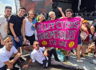 Acampar na frente do hotel, estourar cartão de crédito: fãs contam loucuras para ver Miley Cyrus de perto