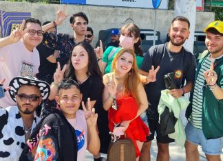 Cochilo na fila, pouca água e lanchinhos: quem são e o que fazem os fãs que chegam de madrugada para o Lollapalooza