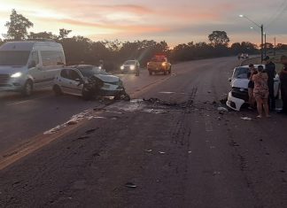 Mulheres ficam feridas após carros baterem de frente em avenida de Palmas