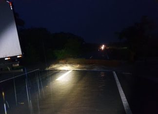 Rompimento de rodovia mata um motorista e outro é resgatado após ser arrastado pela correnteza
