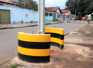 Barreiras de concreto são instaladas para proteger postes de motoristas em Araguaína
