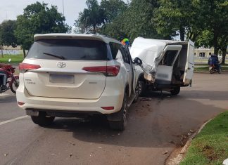 Vendedor de panelas tem carro e utensílios destruídos após colisão em Palmas
