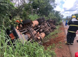 Caminhão com quase 60 mil litros de diesel tomba na TO-080