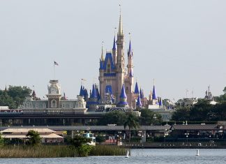 Governador da Flórida assina lei para acabar com estatuto de autogoverno da Disney