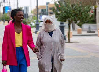 De cabelo comprido e roupas ousadas, modelo saudita enfrenta governo e rompe tabus de gênero; veja imagens