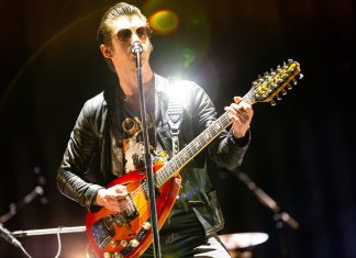 Arctic Monkeys anuncia shows no Rio e em Curitiba, além do Primavera Sound São Paulo