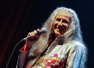 Maria Bethânia mostra em show purificador que tudo ainda arde na voz que hoje canta muito mais…