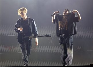 Grammy 2022: Billie Eilish homenageia Taylor Hawkins, do Foo Fighters, durante apresentação