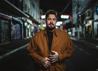 Elliott, ex-vocalista e guitarrista da banda Gloria, se abriga sob o indie pop em single solo