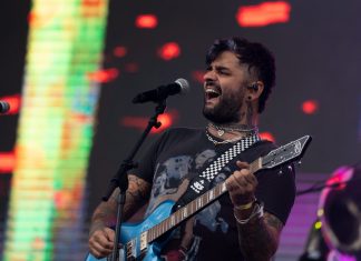 Emo dos anos 2000 ajudou a formar adultos menos travados e doidos, diz vocalista do Fresno