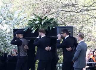 Integrantes do The Wanted carregam caixão de Tom Parker em funeral