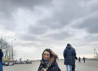 Guerra na Ucrânia: conheça história de brasileira que fugiu do conflito com seu cachorro