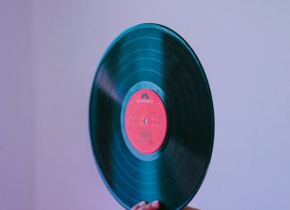 ‘Dia do Disco’ resiste pelo culto ao vinil, já assombrado pelo ‘fantasma’ do CD