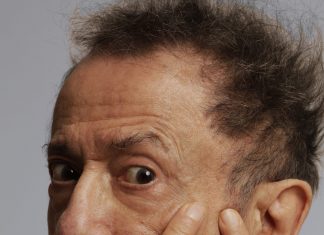 Tom Zé sopra ‘Clarins da coragem’ ao perfilar Brasil ‘que até hoje não há’ em álbum com trilha de teatro