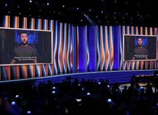 Volodymyr Zelensky, presidente da Ucrânia, participa por vídeo do Grammy 2022