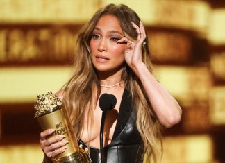 Emoção de Jennifer Lopez e beijo em cobra marcam noite do MTV Movie & TV Awards 2022