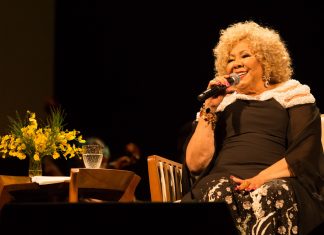 Alcione resume 50 anos de carreira em show com orquestra e com total fidelidade à alma da artista
