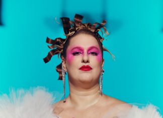 Alice Caymmi revisa dez anos de carreira em álbum gravado ao vivo em capela