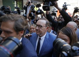 Acusado de agressões sexuais, Kevin Spacey fica em liberdade sob fiança após comparecer a tribunal