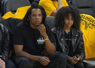 Blue Ivy e Jay-Z vão a jogo da NBA e reação da filha ao abraço do pai viraliza