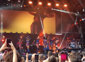 MC Rebecca faz baile funk no Rock in Rio Lisboa: ‘Isso aqui é Brasil’