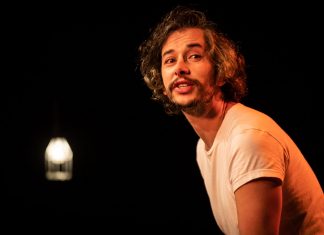 Michel Blois expõe desejos de um idoso e de uma cadeirante no espetáculo teatral ‘Euforia’