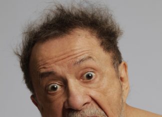 Tom Zé põe a língua brasileira para fora da narrativa colonial oficial em álbum com trilha sonora de peça