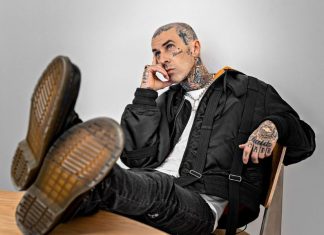 Travis Barker, baterista do Blink-182, é hospitalizado nos EUA, diz site