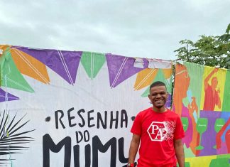Mumuzinho chama ao palco de show homem que viralizou ao xingá-lo por ‘dor de cotovelo’