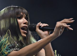Fluente em inglês e espanhol e com francês e italiano intermediários: como Anitta se vira em tantos idiomas?