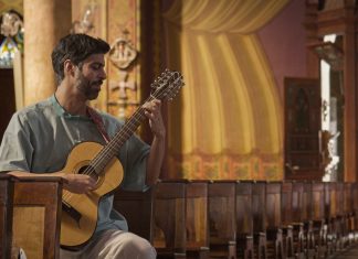 Caio de Souza expõe vários matizes do ‘pinicado da viola’ em série de três álbuns audiovisuais