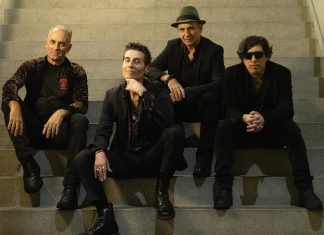 Capital Inicial compila 40 anos de carreira em 17 faixas de álbum com músicas inéditas e sucessos da banda