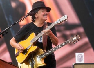 Carlos Santana desmaia em show e deixa palco de maca: ‘Desidratei e desmaiei’